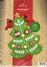 Load image into Gallery viewer, DIY Bucilla Tree Delight Cardinals Christmas Wall Hanging Felt Craft Kit 86970E